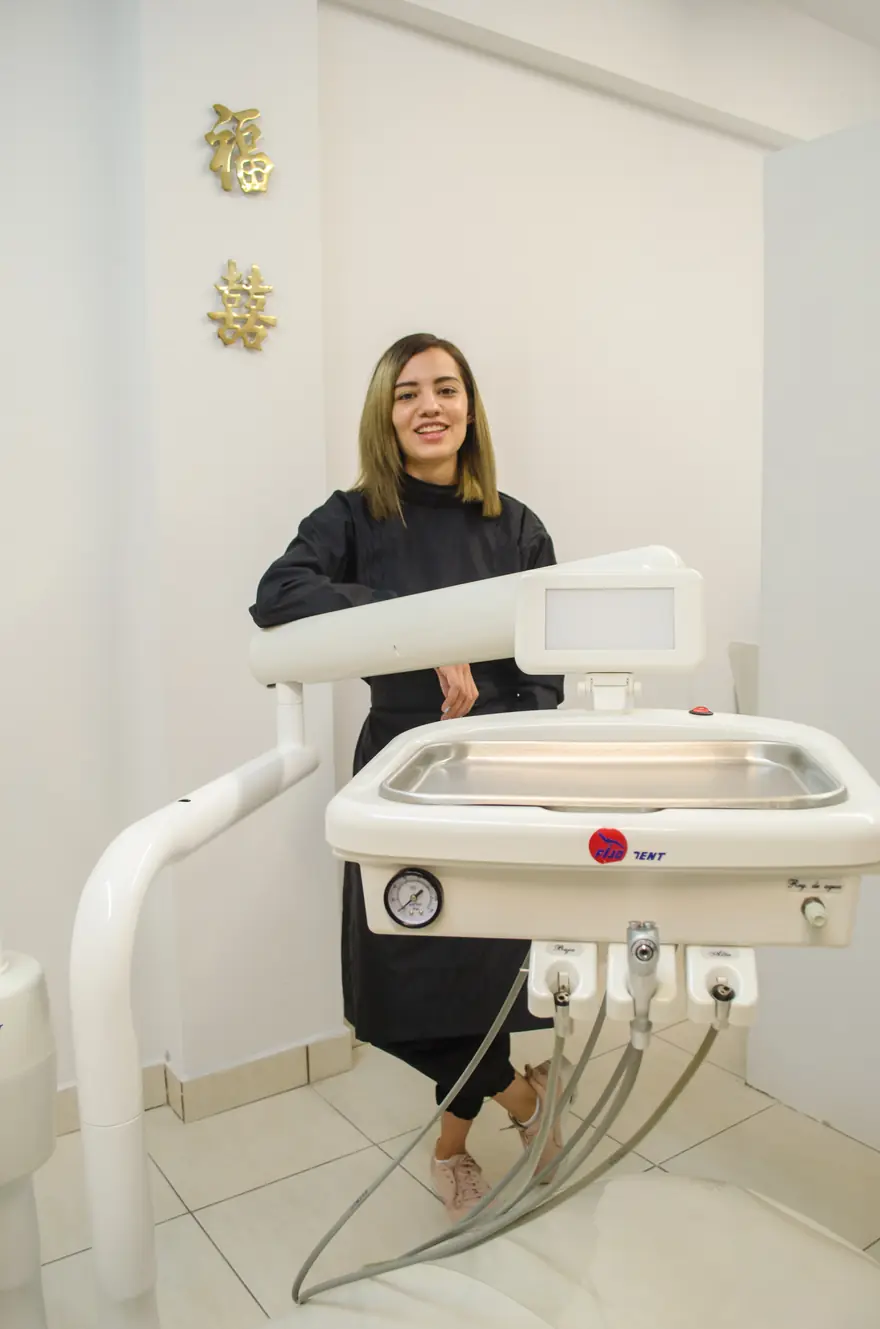 Dra. Karla Ávila sentada junto a la unidad dental de su consultorio en la colonia Arboledas, Chihuahua