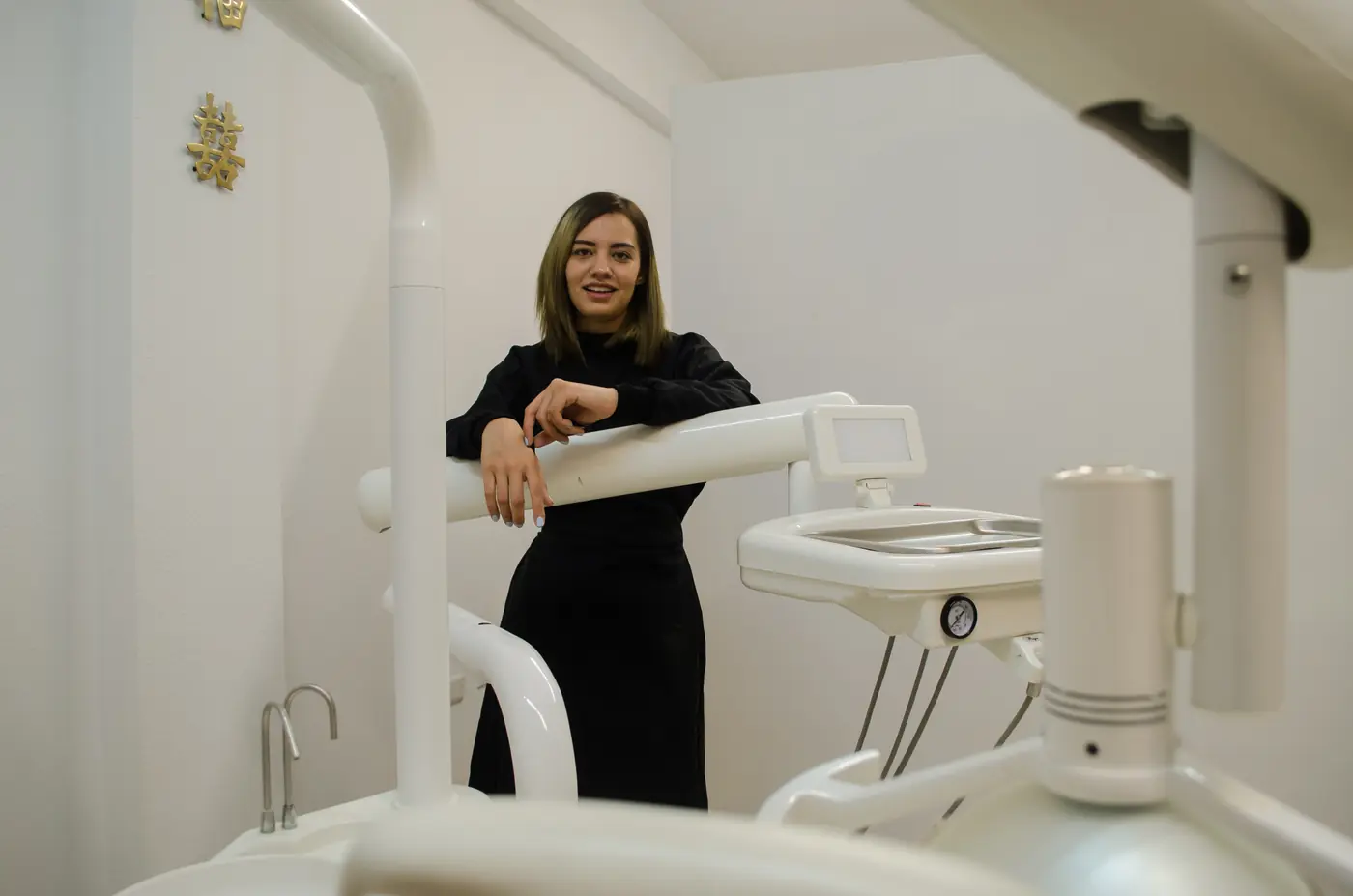 Dra. Karla Ávila junto a la unidad dental de su consultorio en Chihuahua